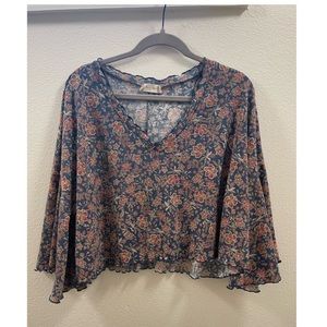 Floral cropped flows top